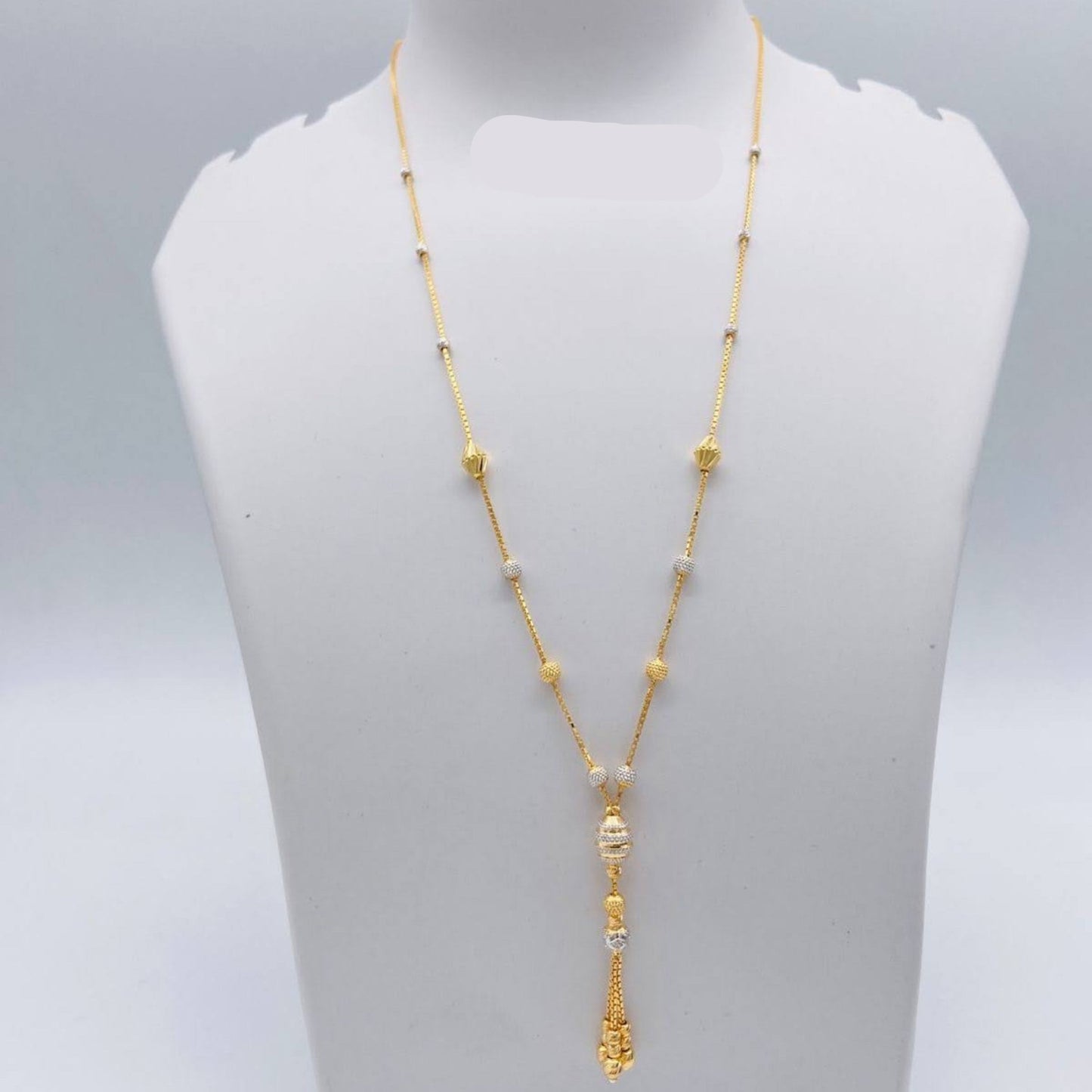 Gold necklace on a mannequin bust with weight indication