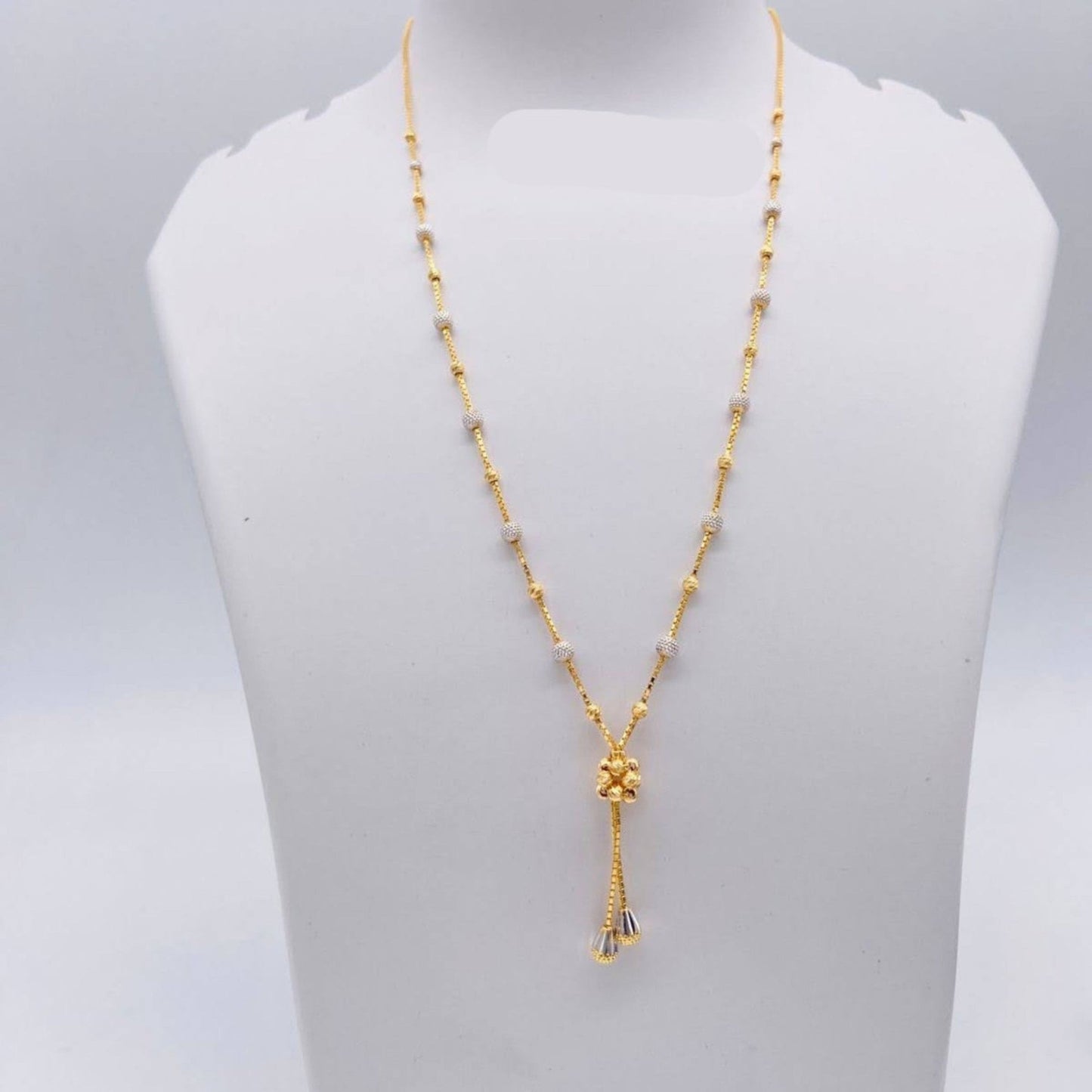 Gold necklace on a mannequin bust with weight indication