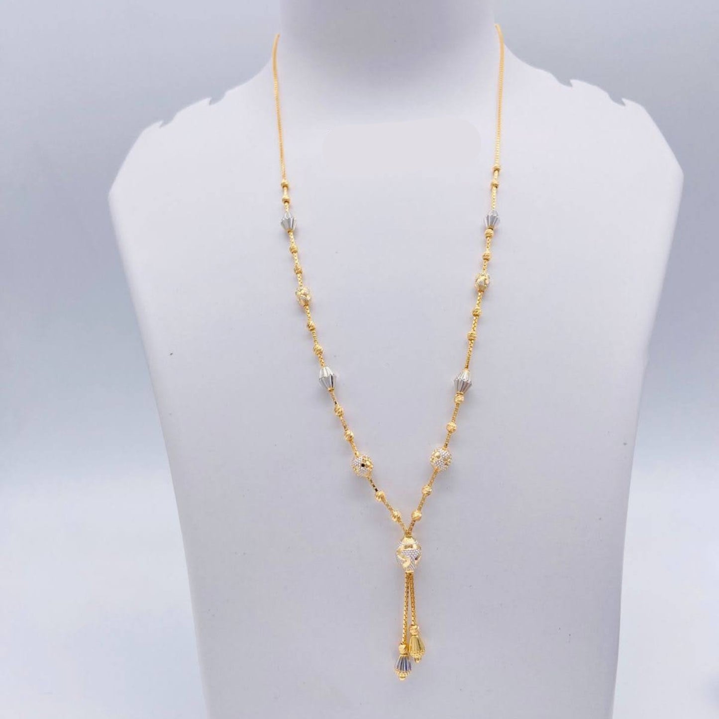 Gold necklace on a white mannequin bust with weight indication