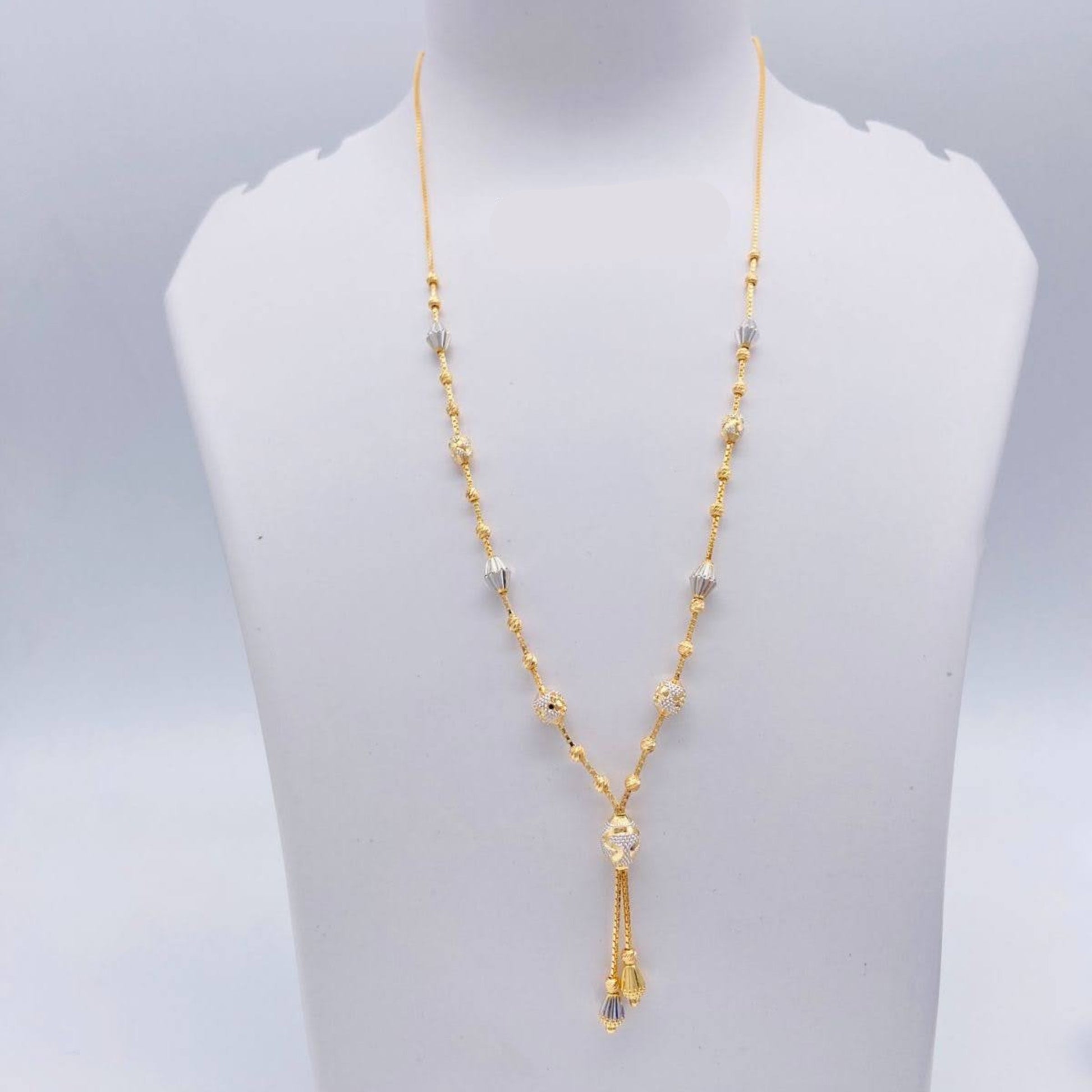 Gold necklace on a white mannequin bust with weight indication