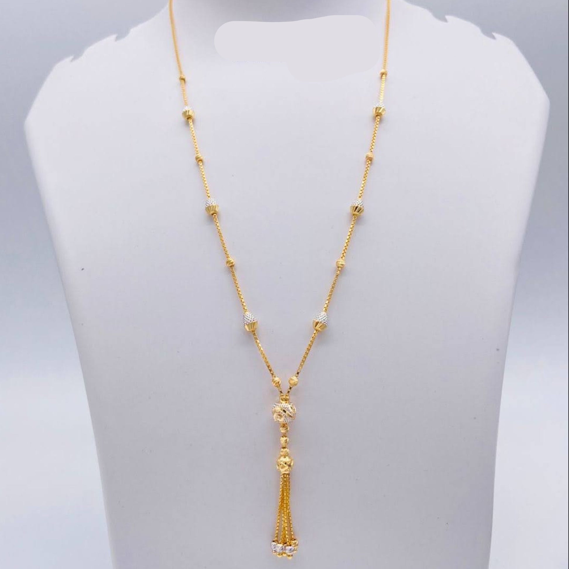 Gold necklace on a mannequin bust with weight indication