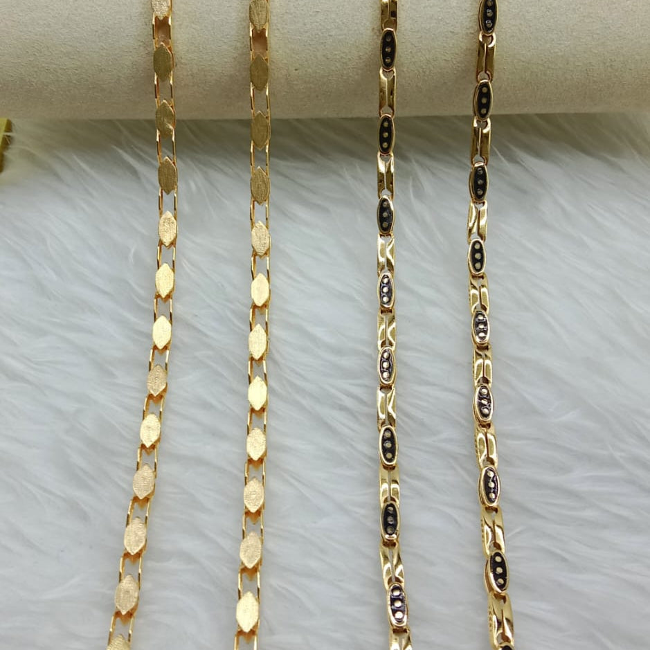 Gold chain necklace on a white background with measurements indicated.