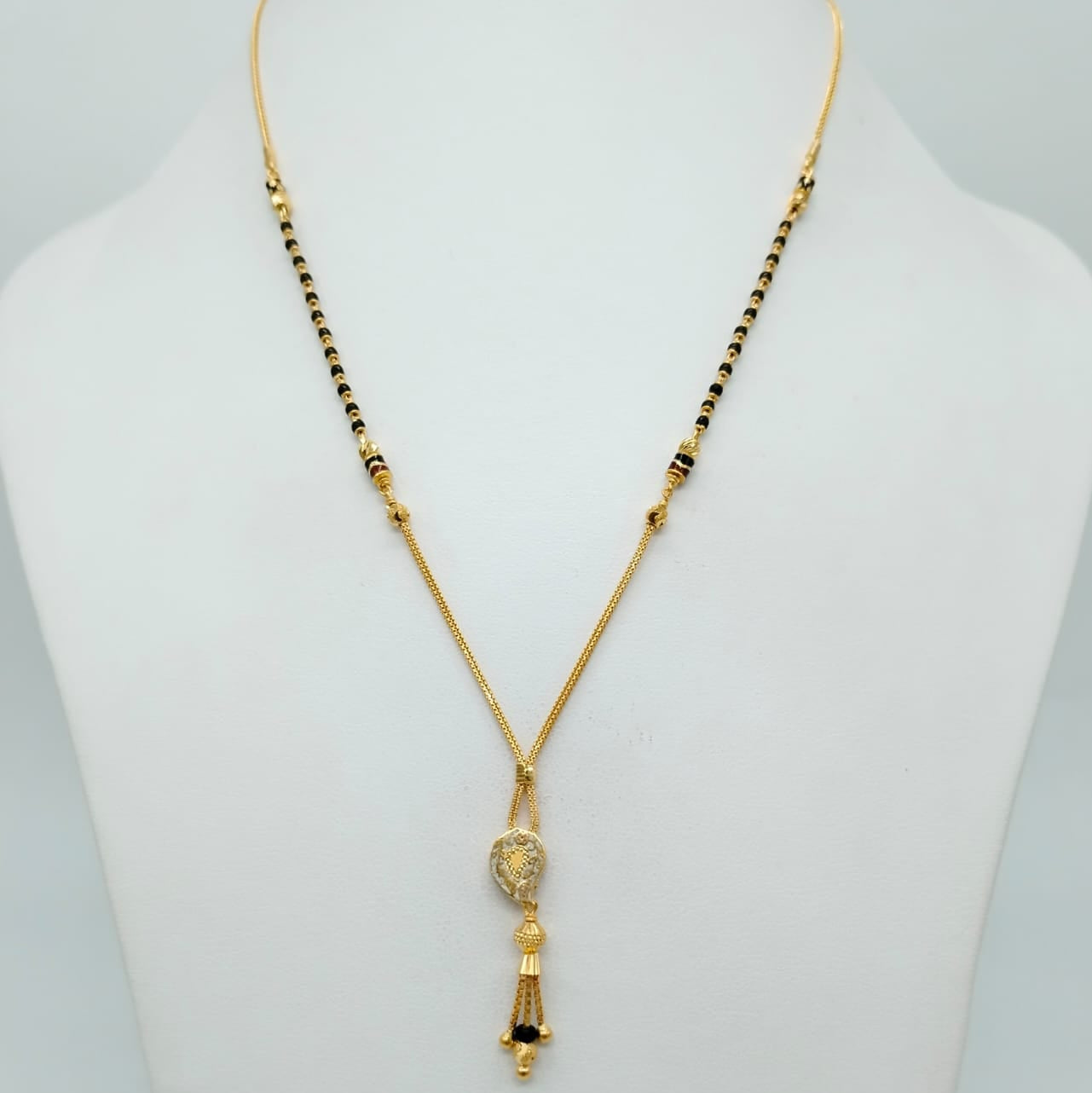 leaf design pendant Short Mangalsutra