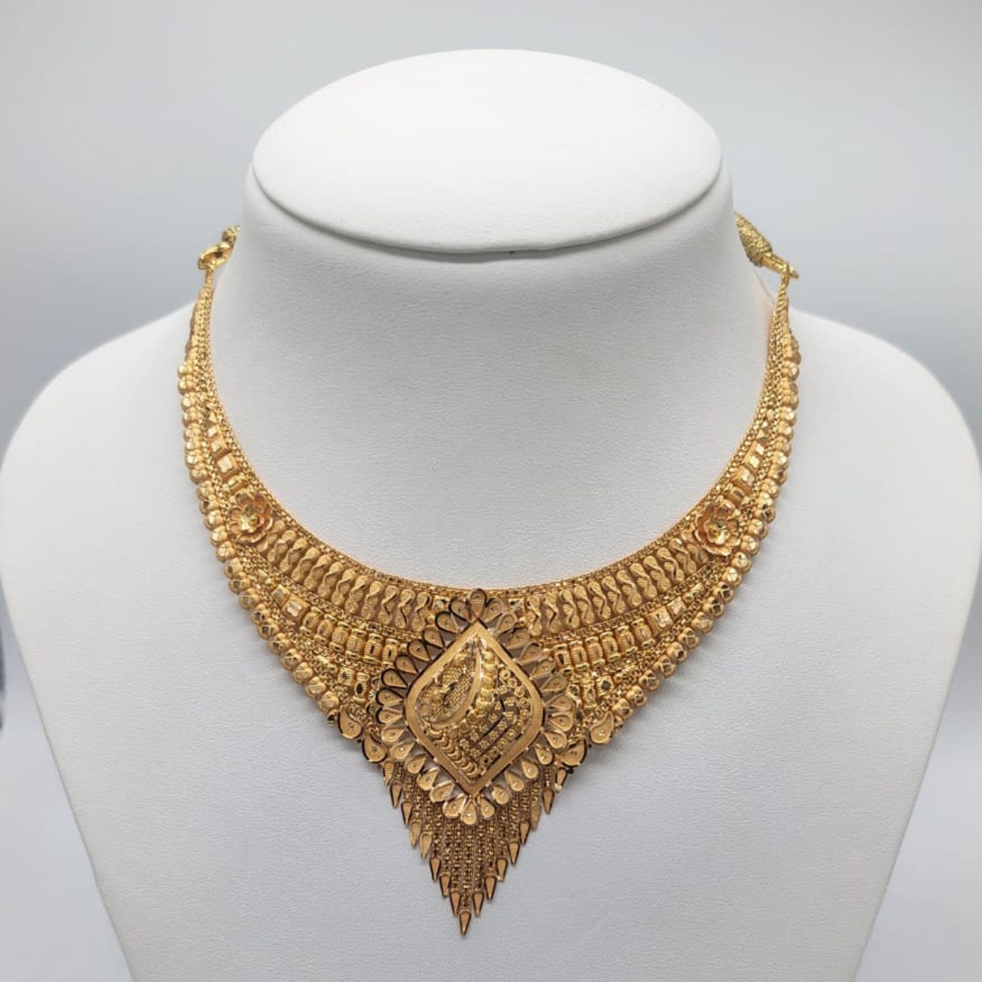 Gold necklace on a mannequin with weight displayed